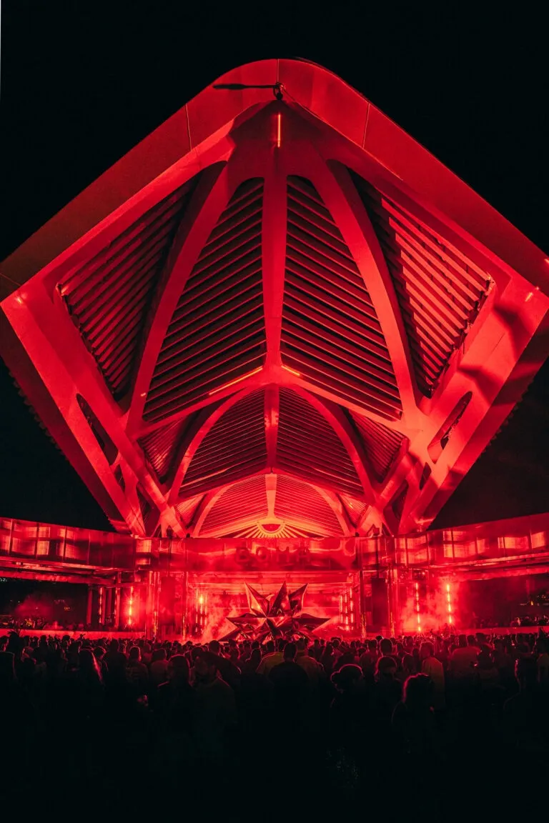 Arquitetura iluminada em vermelho durante uma edição do BOMA