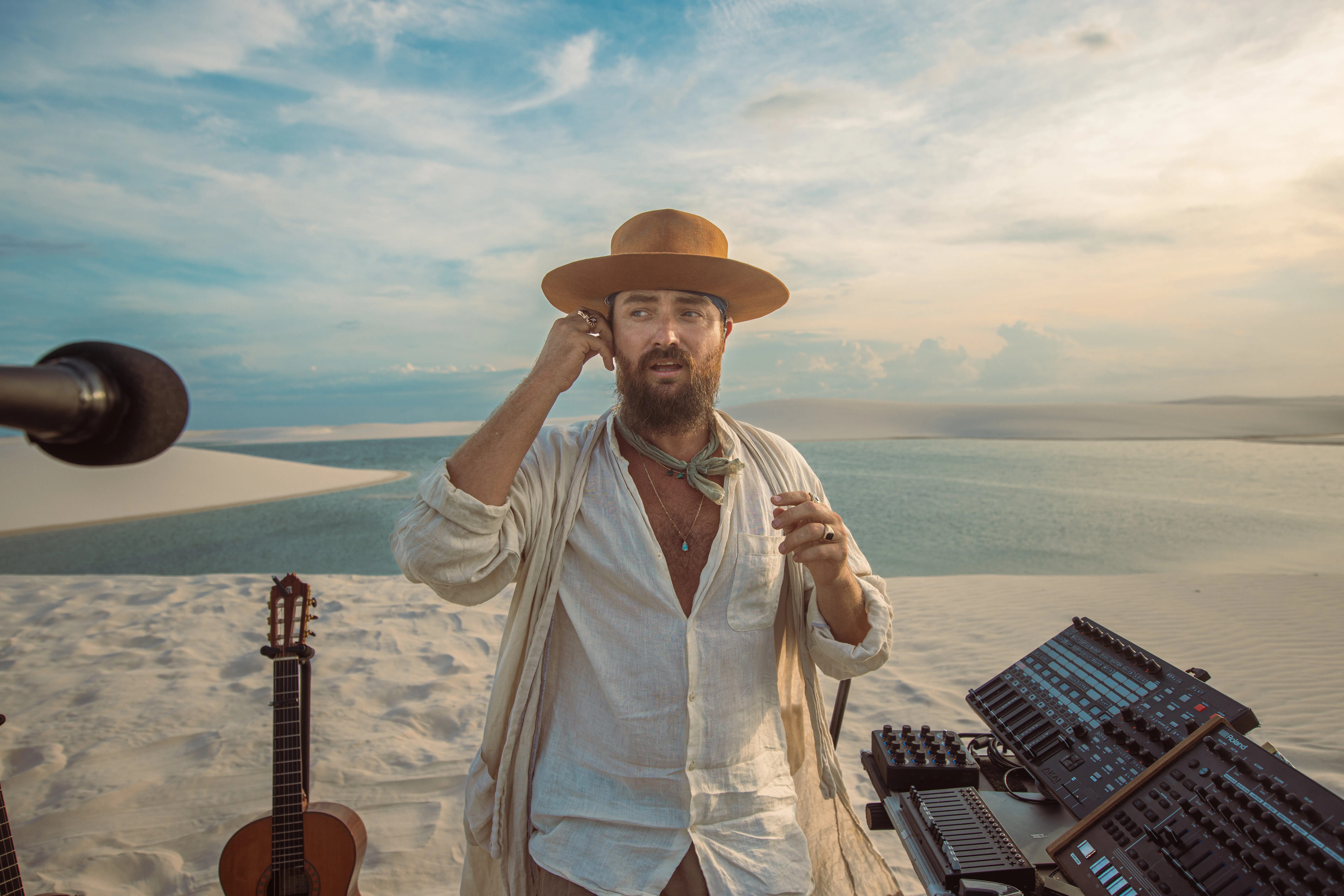 RY X entre instrumentos durante apresentação nos Lençóis Maranhenses