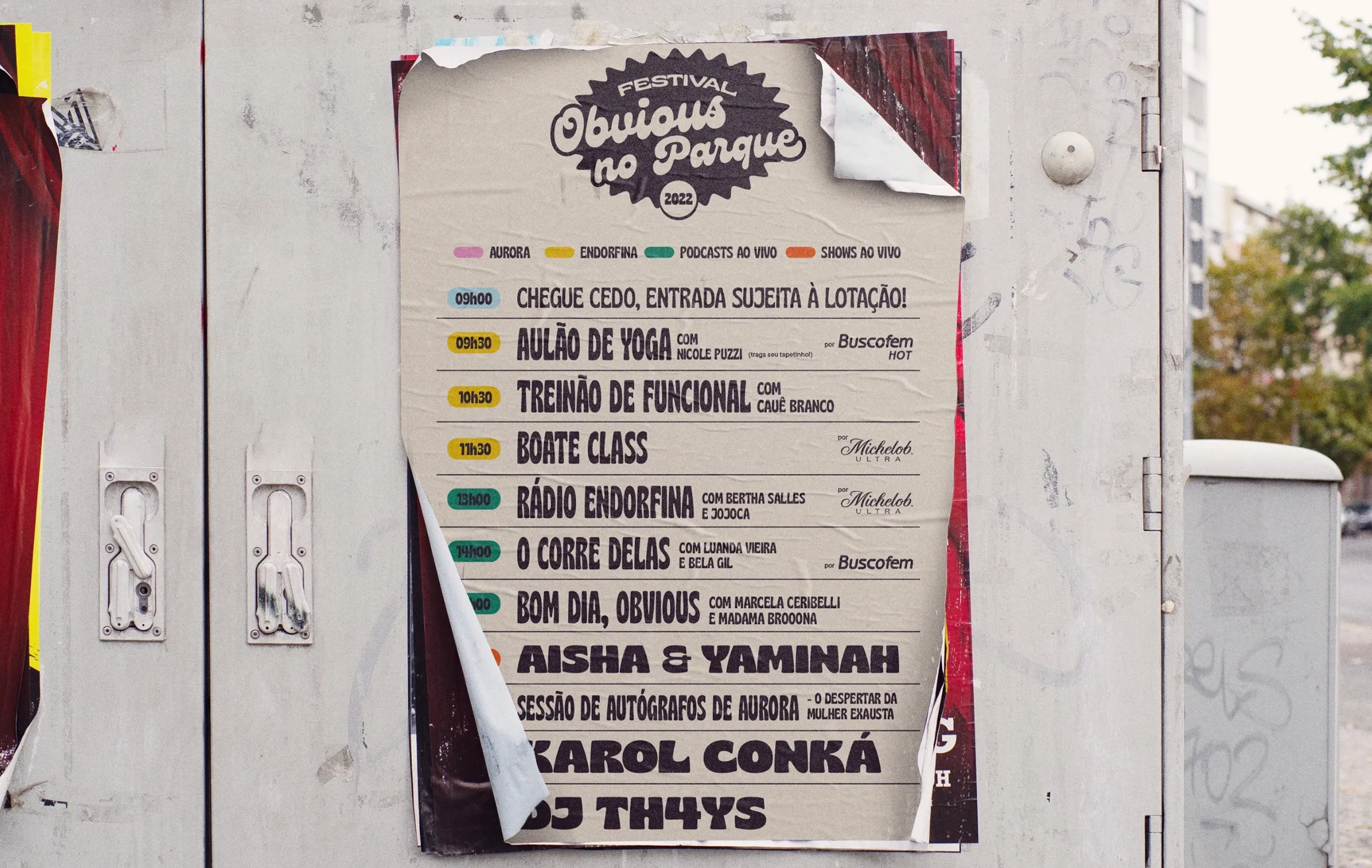 Cartaz do Festival Obvious no Parque colado sobre lambe-lambes na cidade